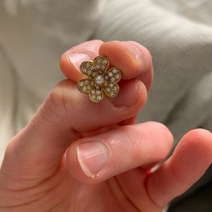 Flower pendant earring